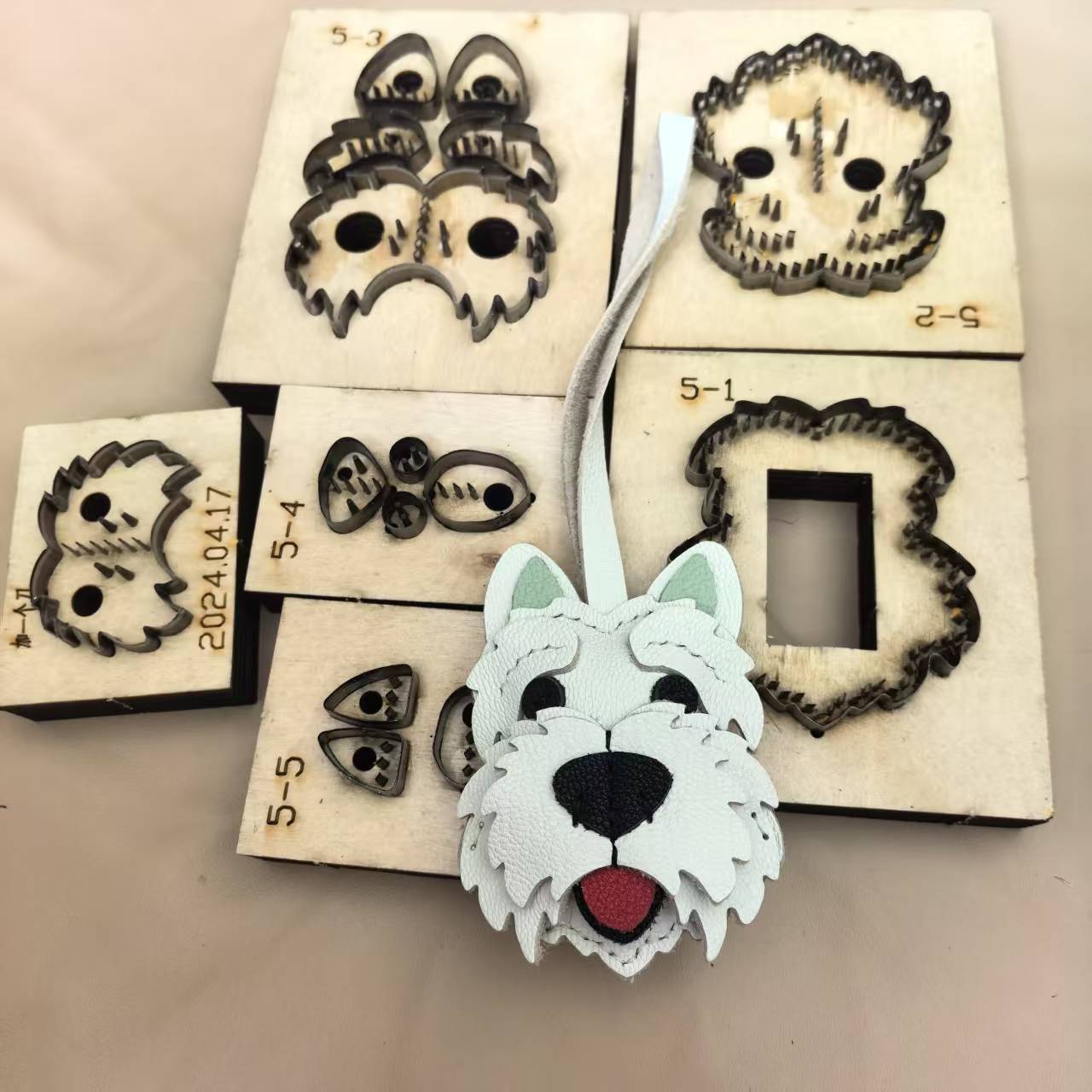 木製カッティングダイ、かわいいウェスティ子犬の革製キーホルダ - Insect Hotel Wood のレビューと価格
